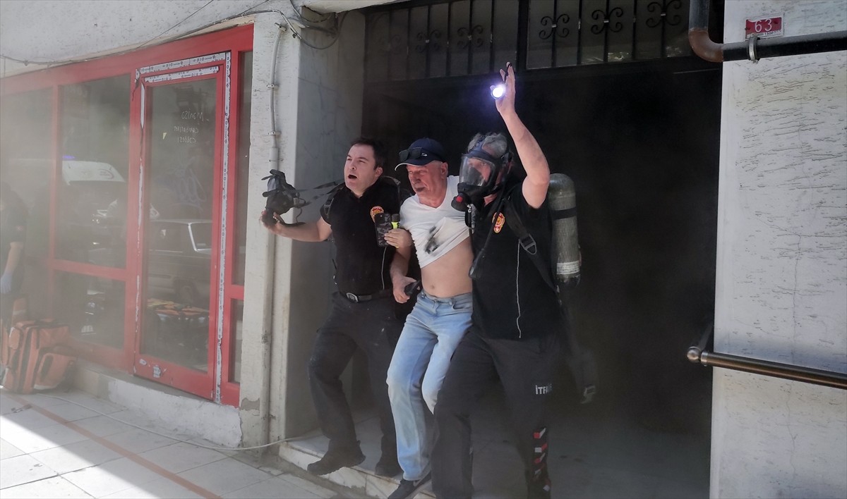 Manisa'nın Şehzadeler ilçesinde bir apartmanın asansör motorunda çıkan yangında, 65 yaşındaki...