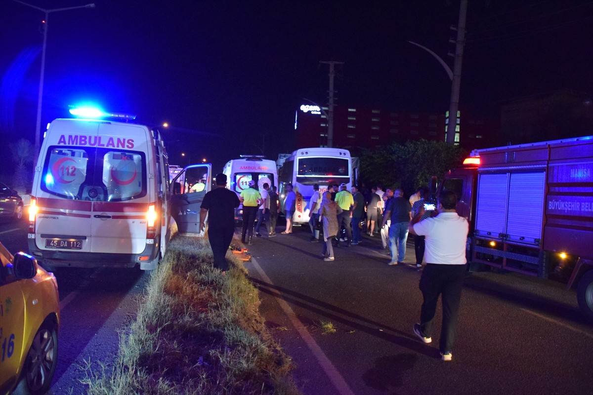 Manisa'nın Turgutlu ilçesinde işçi servisinin park halindeki tıra arkadan çarpması sonucu 5'i ağır...