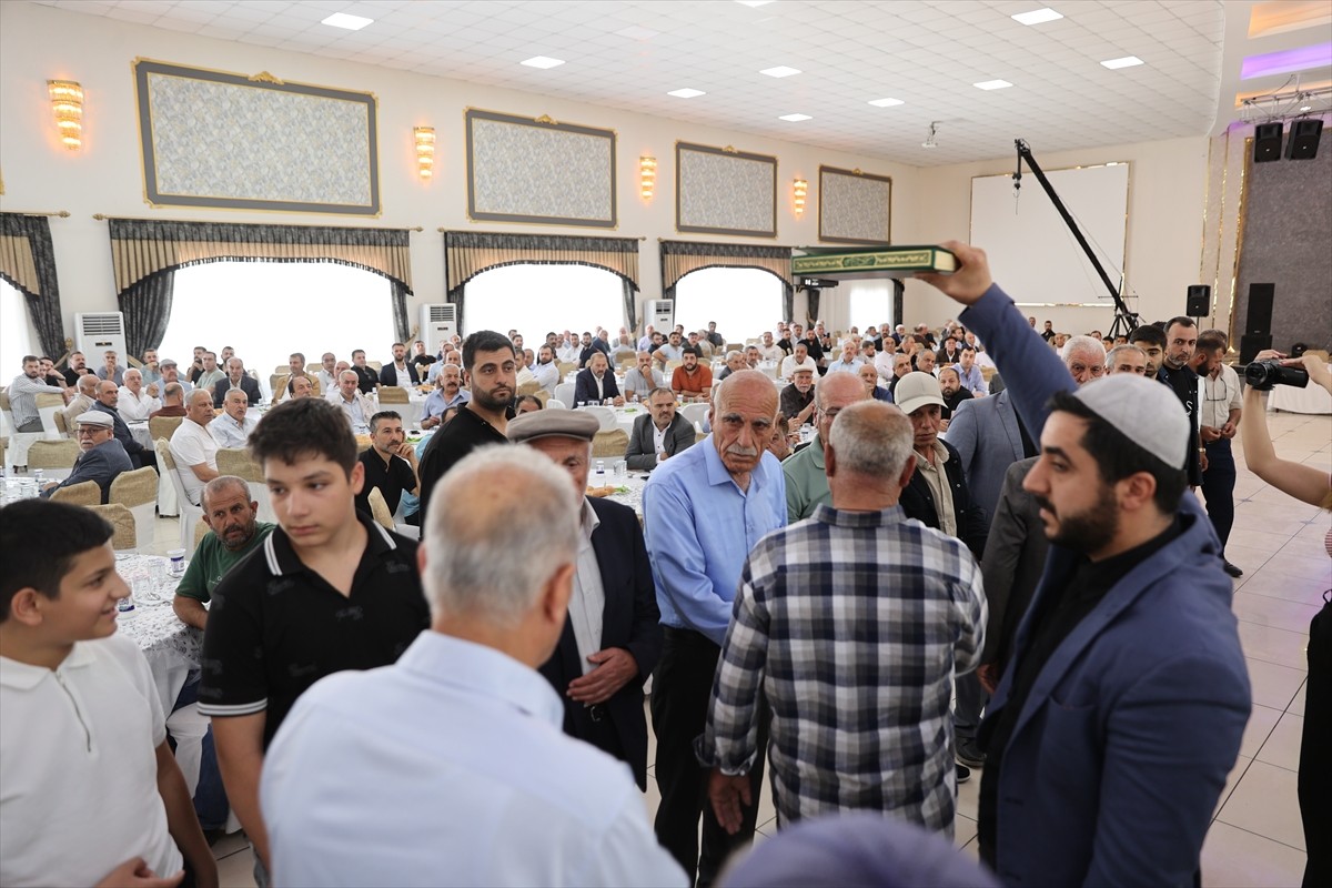 Mardin'in merkez Artuklu ilçesinde aralarında husumet bulunan iki aile barıştırıldı. Bir düğün...