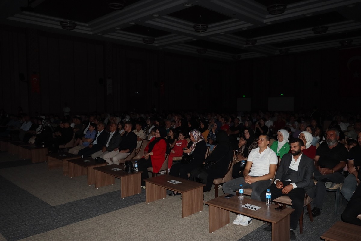 Mardin'in Midyat ilçesinde gönüllü gençler, sanal kumar ve bağımlılık konusunda farkındalık...