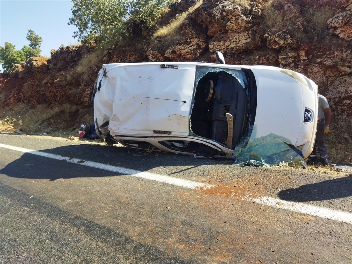 Mardin'in Midyat ilçesinde hafif ticari aracın devrilmesi sonucu 3 kişi yaralandı.