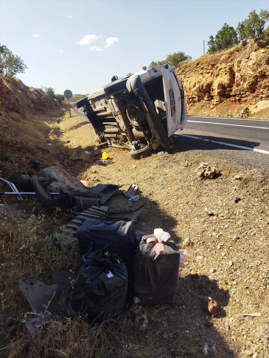 Mardin'in Midyat ilçesinde hafif ticari aracın devrilmesi sonucu 3 kişi yaralandı.