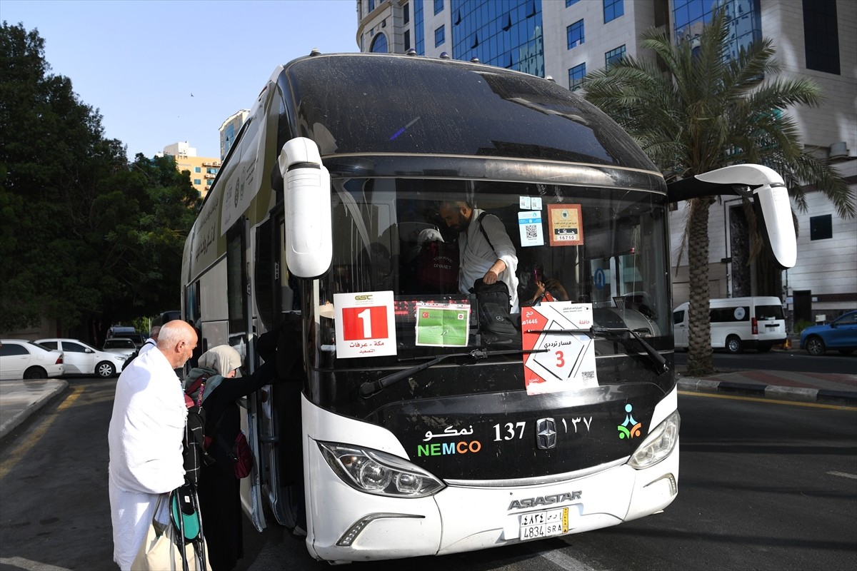 Mekke'de bulunan 84 bin 942 Türk hacı adayının Arafat'a intikali, Diyanet İşleri Başkanı Ali...