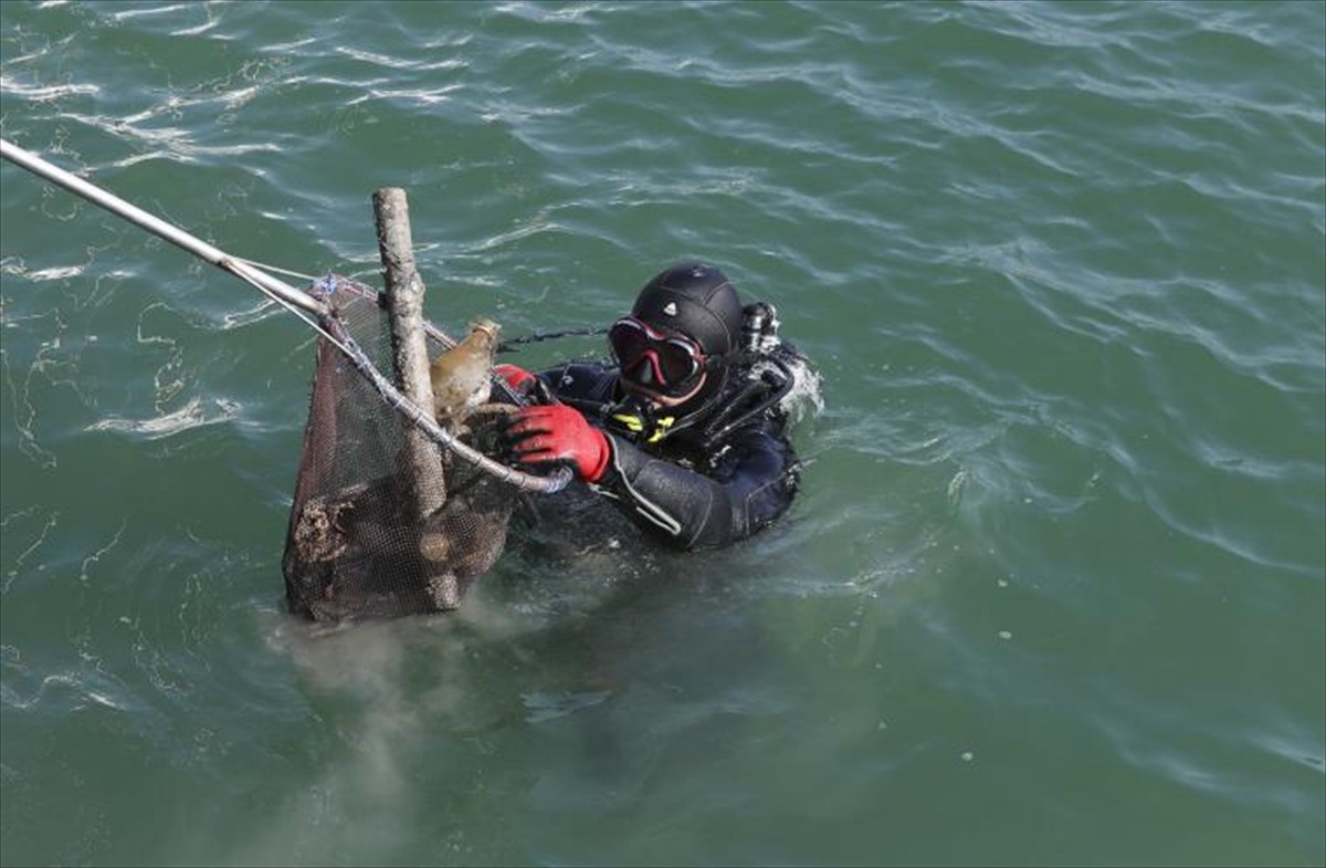Mersin'de Çevre Haftası etkinlikleri kapsamında dalgıçlar tarafından gerçekleştirilen temizlik...