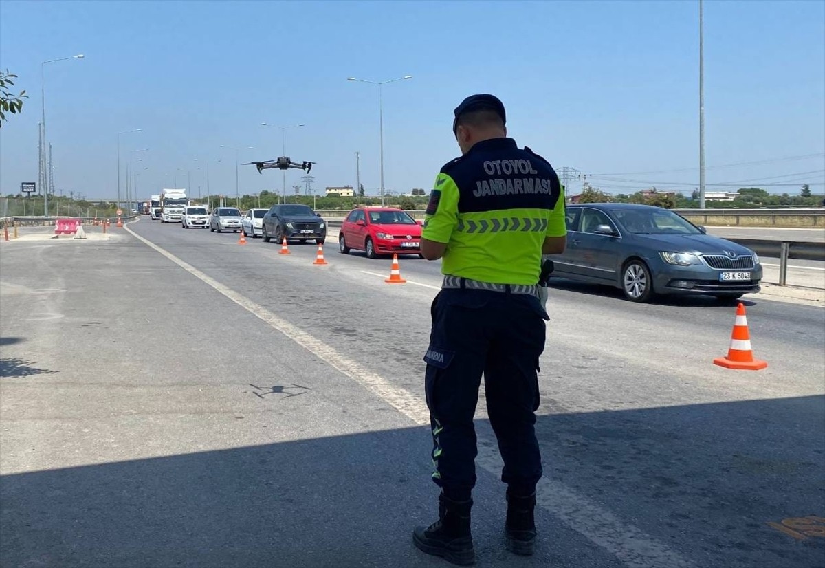 Mersin'de jandarma ekiplerince gerçekleştirilen dron destekli trafik uygulamasında 37 sürücüye 89...