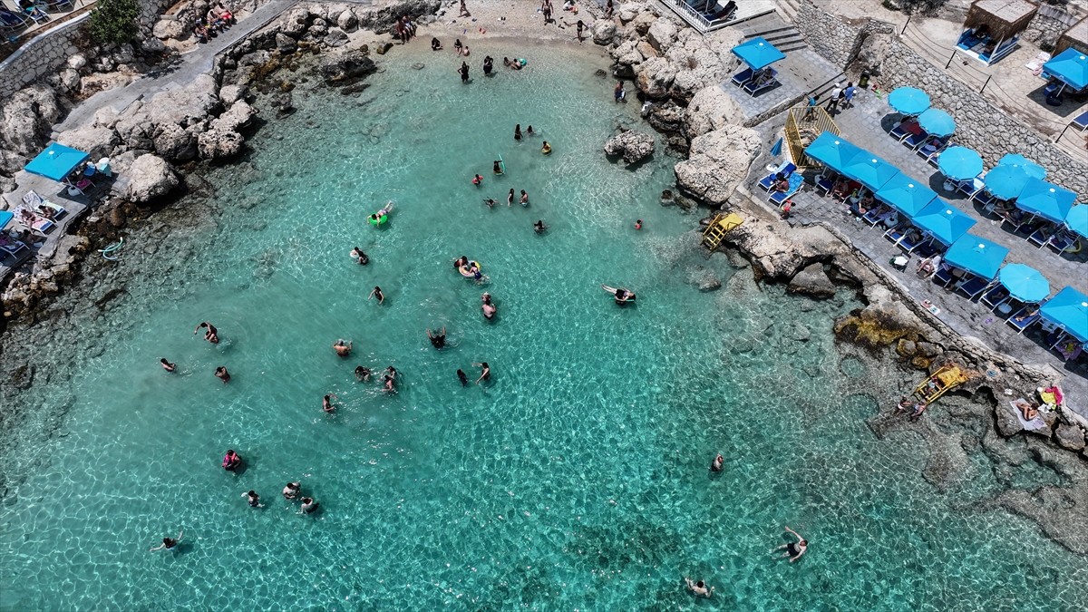 Mersin'in Erdemli ve Silifke ilçelerindeki plajlarda Kurban Bayramı tatili dolayısıyla...