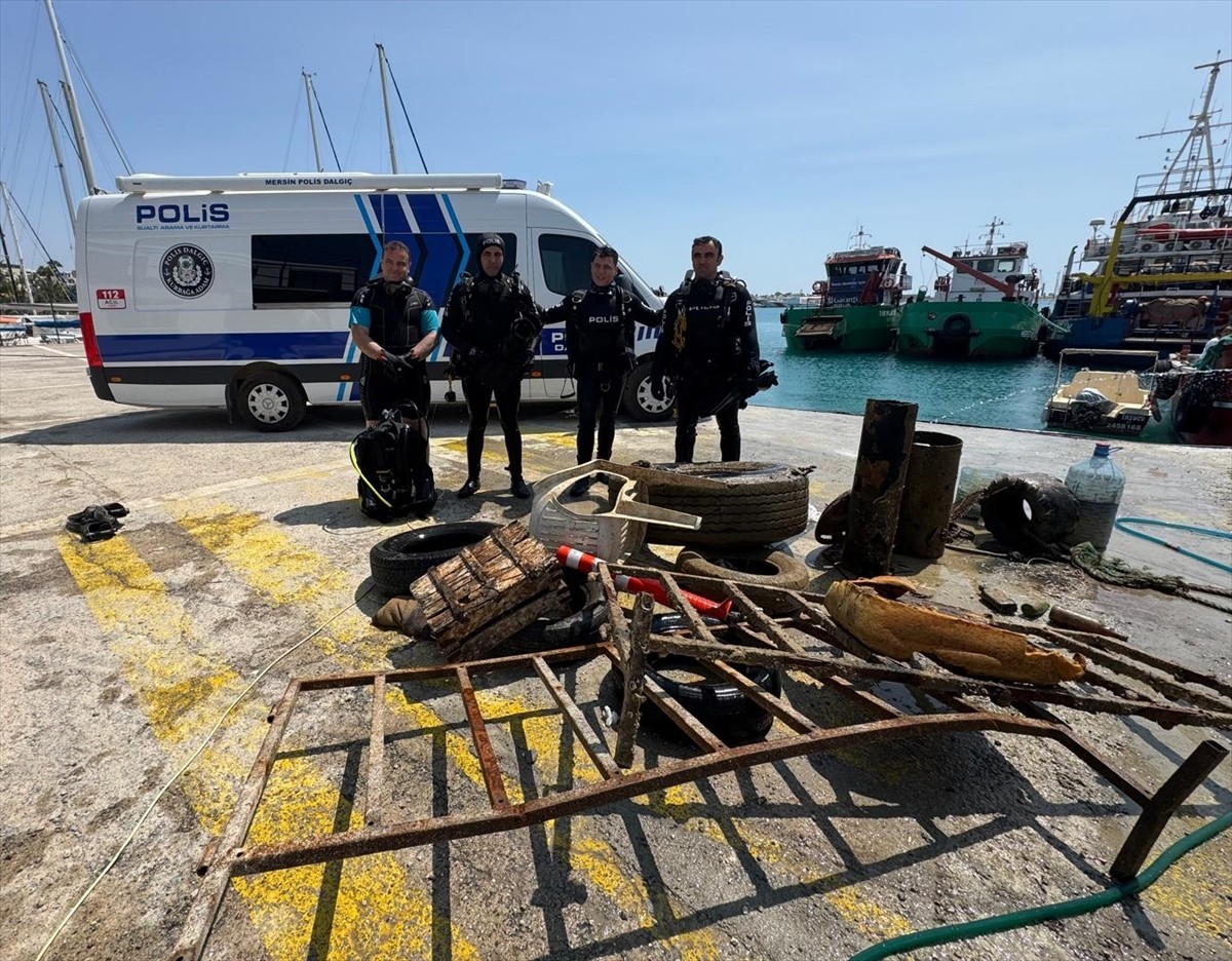 Mersin'in Silifke ilçesinde dalgıç polisler tarafından gerçekleştirilen temizlik çalışmasında...