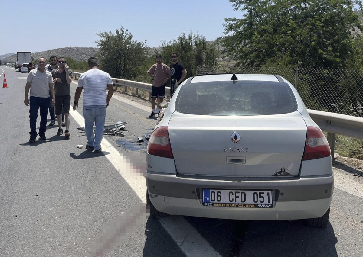 Mersin'in Tarsus ilçesinde bariyere çarpan otomobilin sürücüsü yaşamını yitirdi.