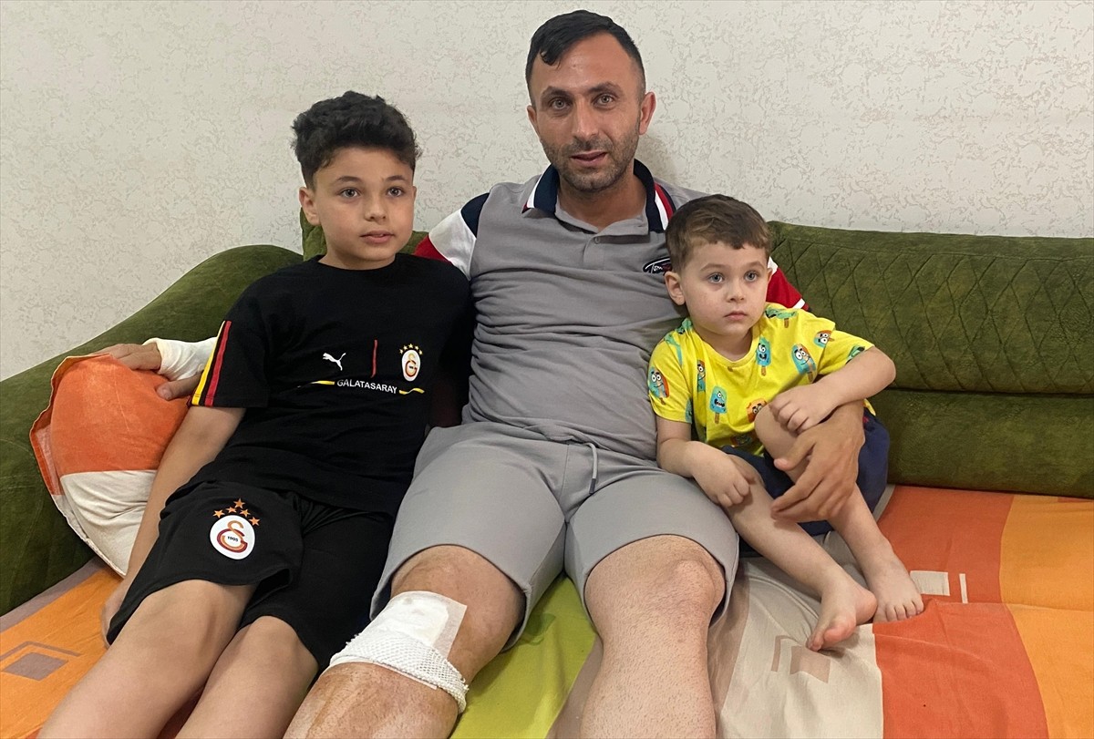 Mersin'in Toroslar Belediyesi sınırlarında, sahipsiz köpeklerin saldırısına uğrayan Fatih Erasil...