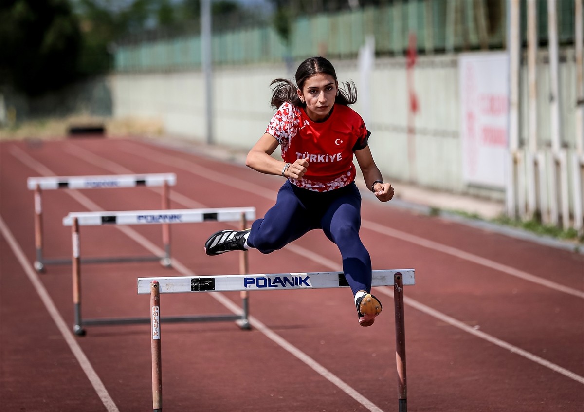 Milli atlet Berfin Babat, Kuzey Makedonya'nın başkenti Üsküp'te gerçekleştirilecek Avrupa Gençlik...