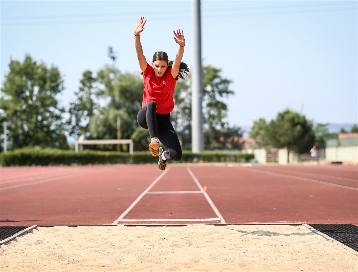 Milli atlet Esmanur Birdel, Kuzey Makedonya'nın başkenti Üsküp'te gerçekleştirilecek Avrupa...