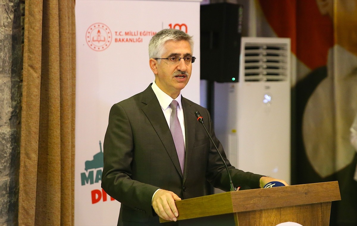 Milli Eğitim Bakan Yardımcısı Nazif Yılmaz (sağ 2), "Türkiye Yüzyılı'nda Maziden Atiye Diyarbakır"...