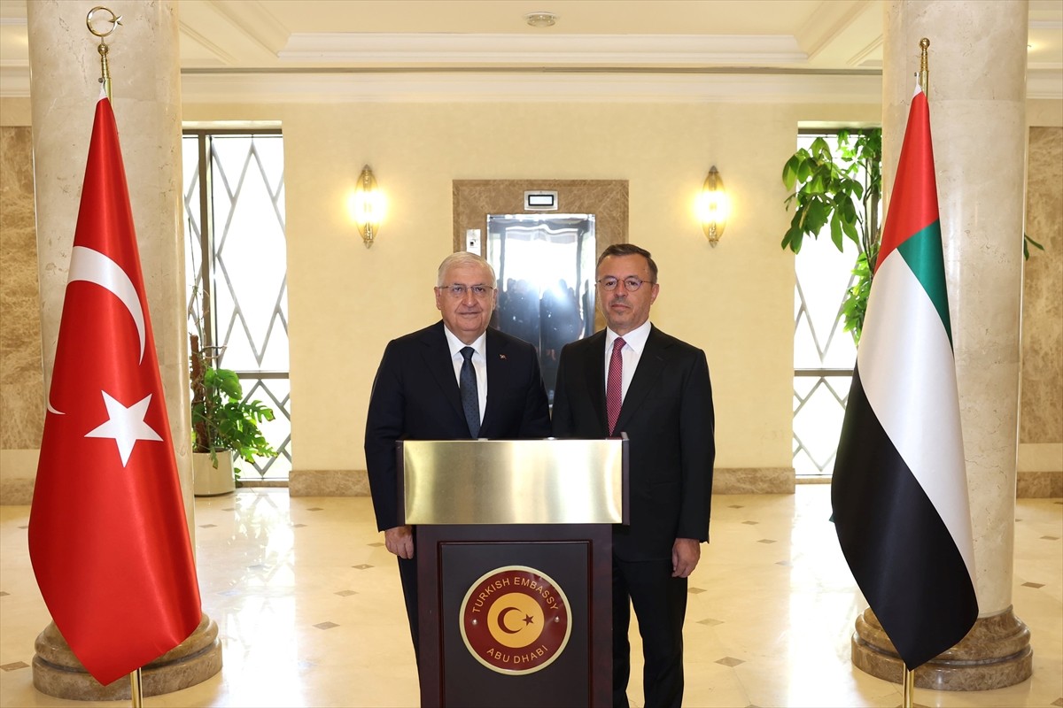 Milli Savunma Bakanı Yaşar Güler, resmi temaslarda bulunmak üzere gittiği Birleşik Arap...