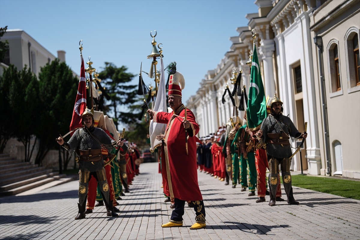 Milli Savunma Bakanlığı Mehteran Birliği, sevilen tarihi marşları Yıldız Sarayı'nda seslendirdi....