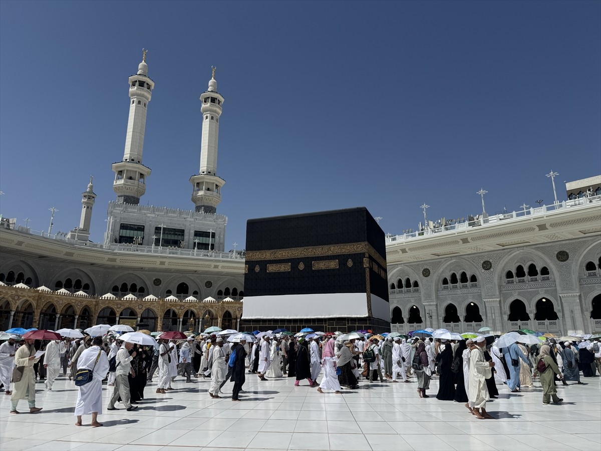 Mübarek topraklarda hac görevini yerine getiren yüz binlerce hacı, Kurban Bayramı'nın ikinci...