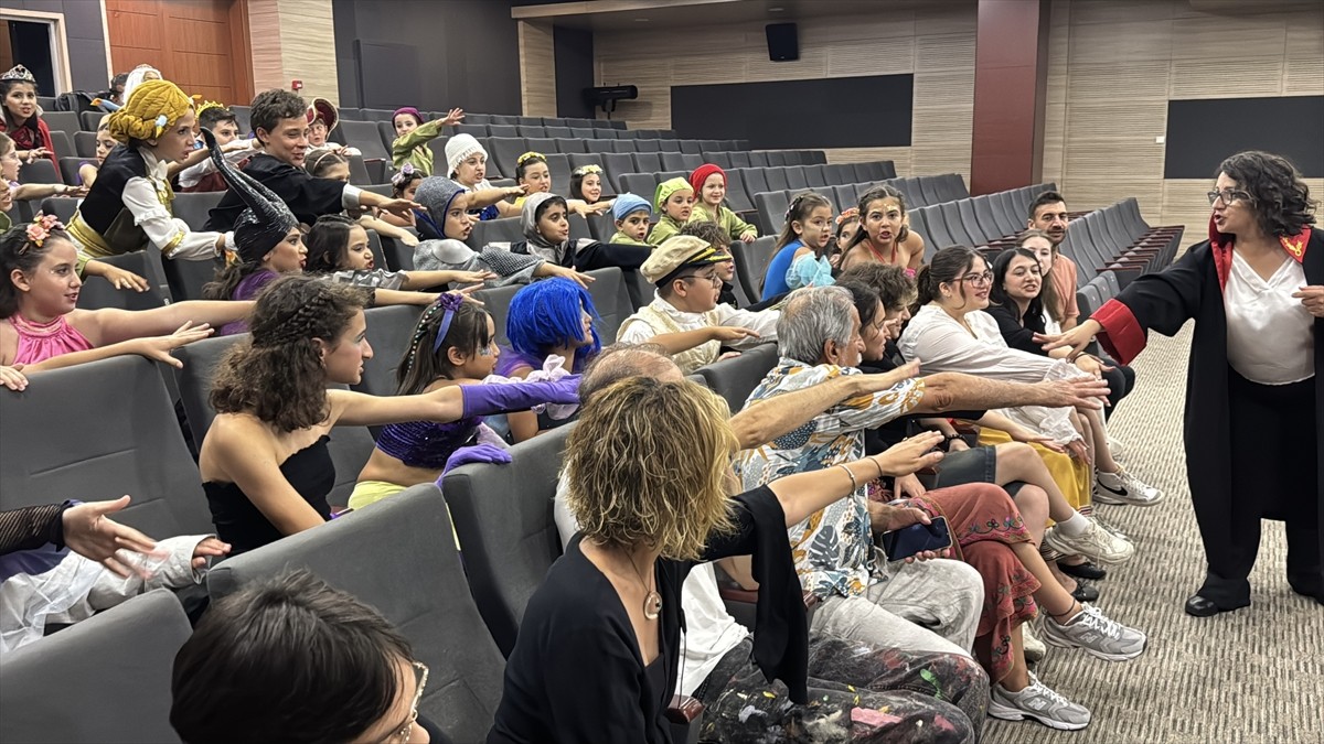 Muğla'nın Bodrum ilçesinde, 63 çocuk aynı anda tiyatro gösterisi yaptı. İlçedeki bir tiyatro okulu...