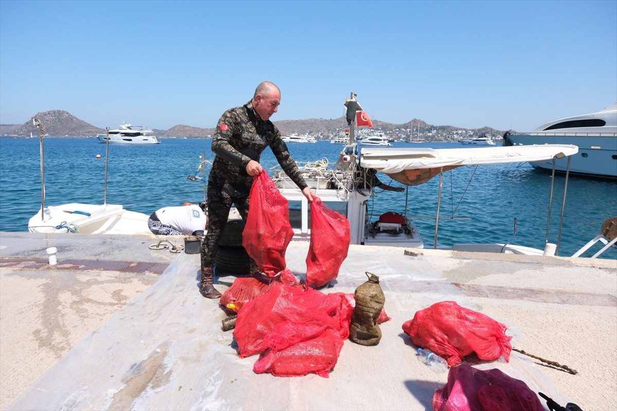 Muğla'nın Bodrum ilçesinde gönüllü dalgıçlarla yapılan deniz dibi temizliğinde 161 kilogram atık...