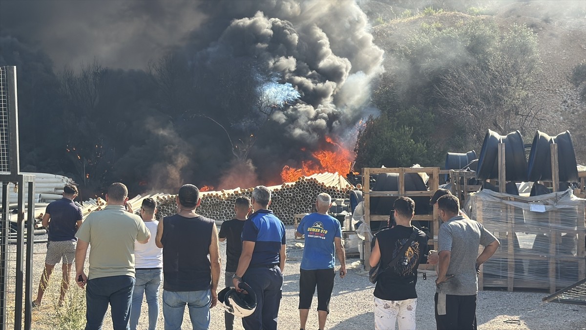 Muğla'nın Bodrum ilçesinde, plastik boruların depolandığı açık alanda çıkan yangın söndürüldü....