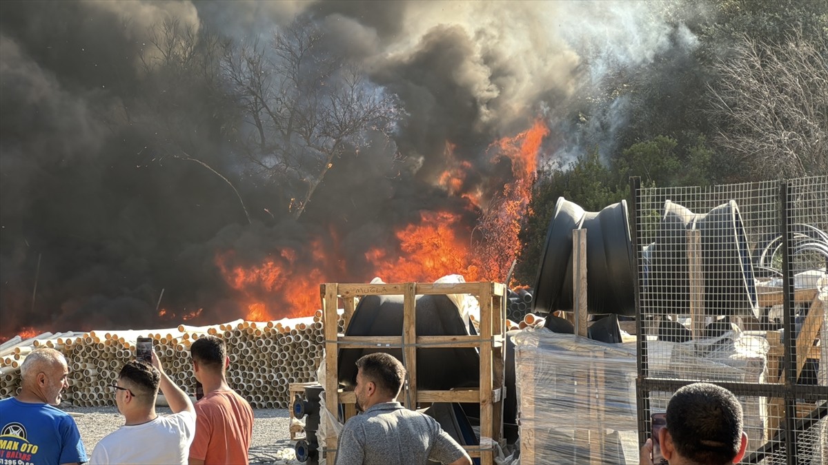 Muğla'nın Bodrum ilçesinde, plastik boruların depolandığı açık alanda çıkan yangın söndürüldü....