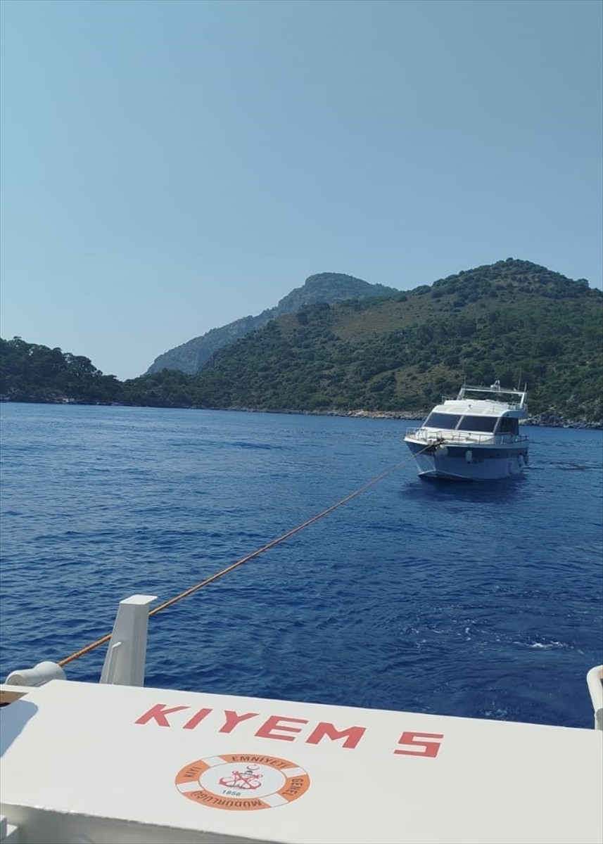 Muğla'nın Fethiye ilçesi açıklarında sürüklenen teknedeki 2 kişi ekiplerce kurtarıldı.