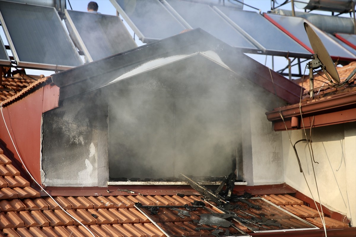 Muğla'nın Fethiye ilçesinde iki katlı evin çatı katında çıkan yangın hasara neden oldu. Bölgeye...