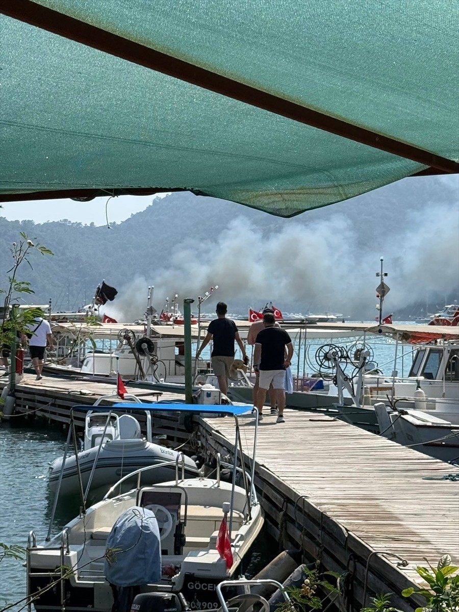 Muğla'nın Fethiye ilçesinde marinada bağlı teknede çıkan yangın ekiplerce söndürüldü.