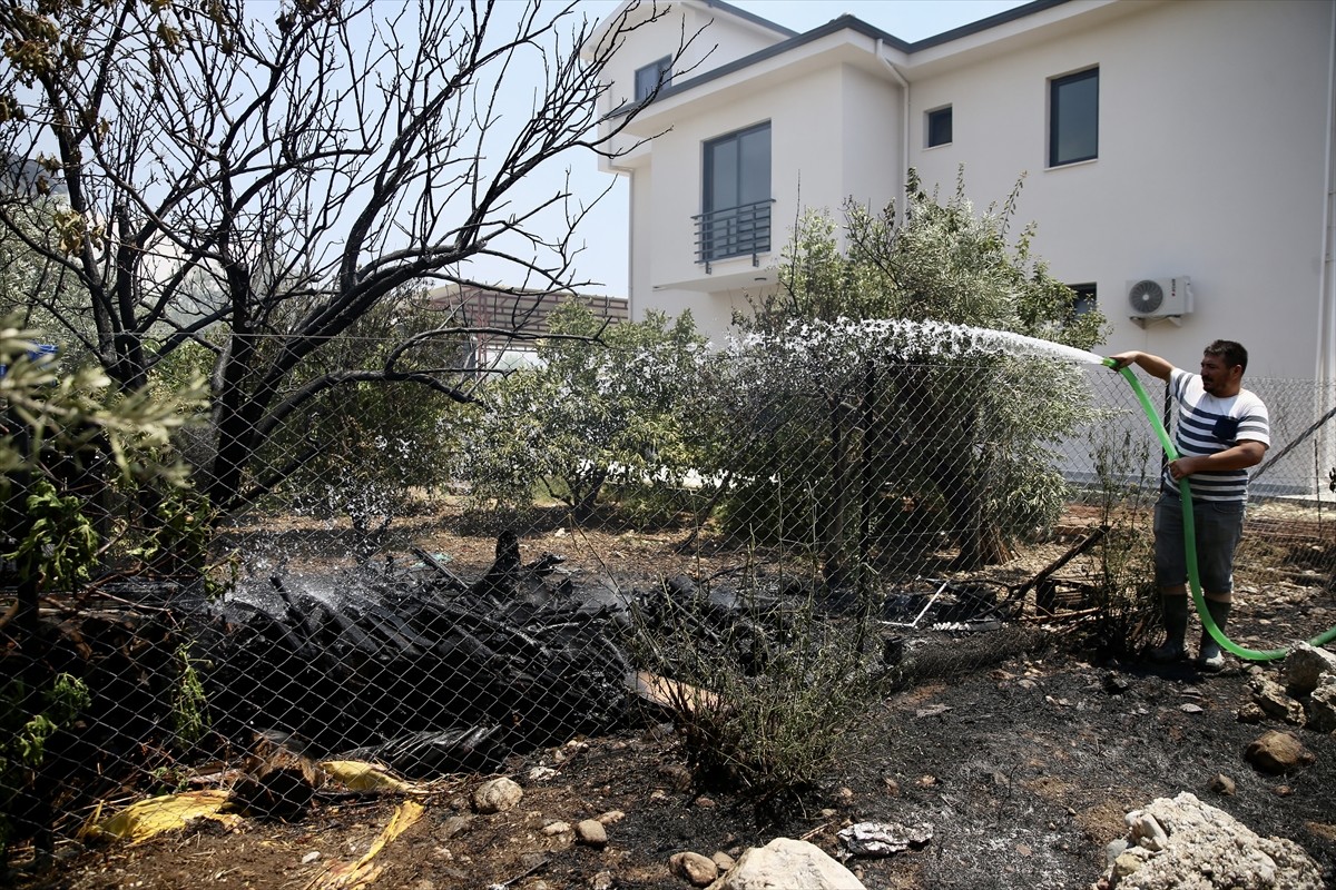 Muğla'nın Fethiye ilçesinde odunlukta çıkan ve zeytinliğe sıçrayan yangın söndürüldü.  Söndürme...