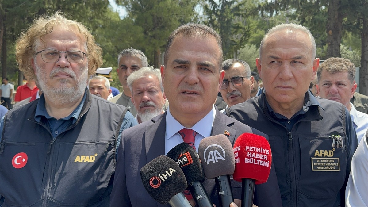 Muğla'nın Fethiye ilçesindeki evinde, Akdeniz'de Marmaris açıklarında meydana gelen 5,8'lik...