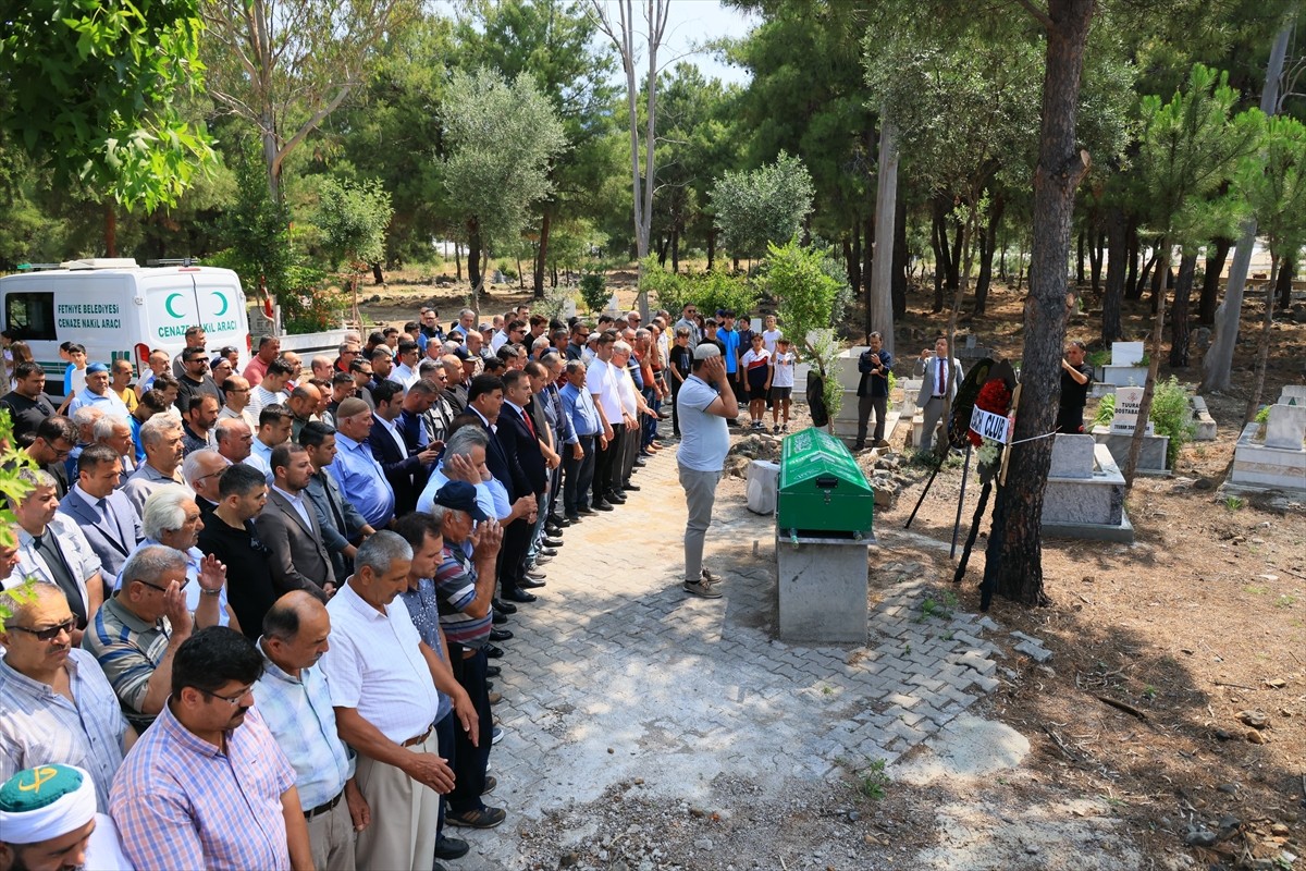Muğla'nın Fethiye ilçesindeki evinde, Akdeniz'de Marmaris açıklarında meydana gelen 5,8'lik...