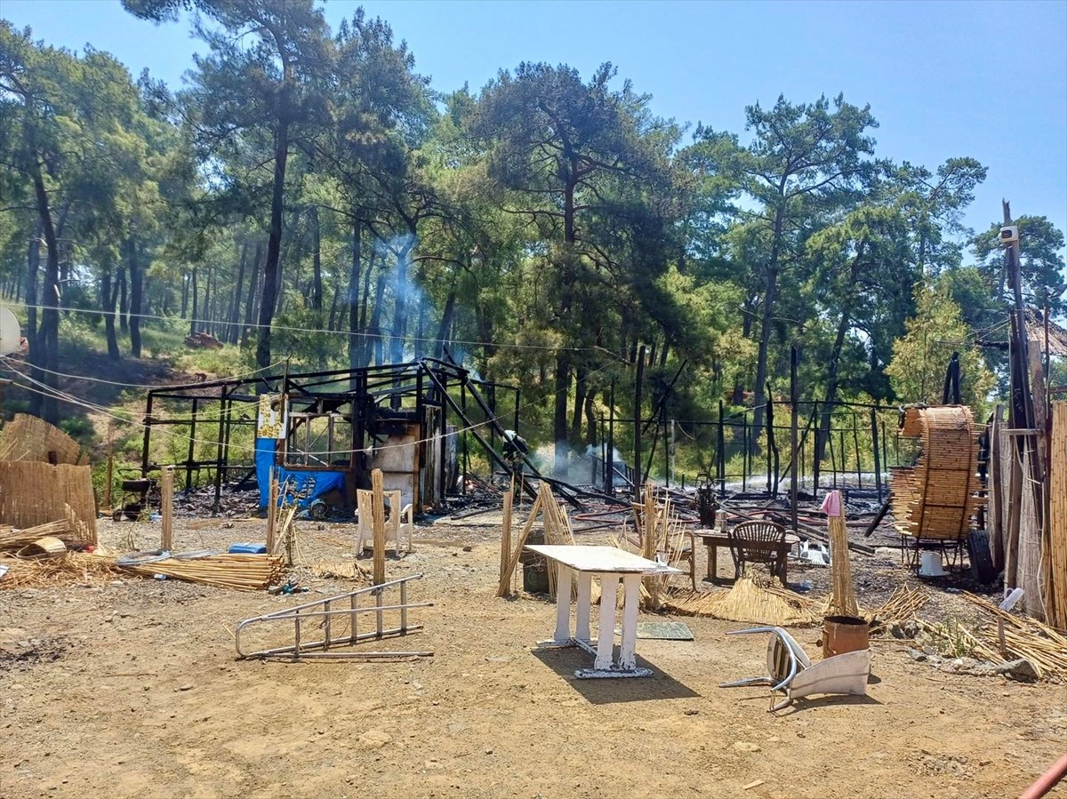 Muğla'nın Ortaca ilçesinde yol kenarındaki iş yerinde çıkan yangın, ormanlık alana sıçramadan...