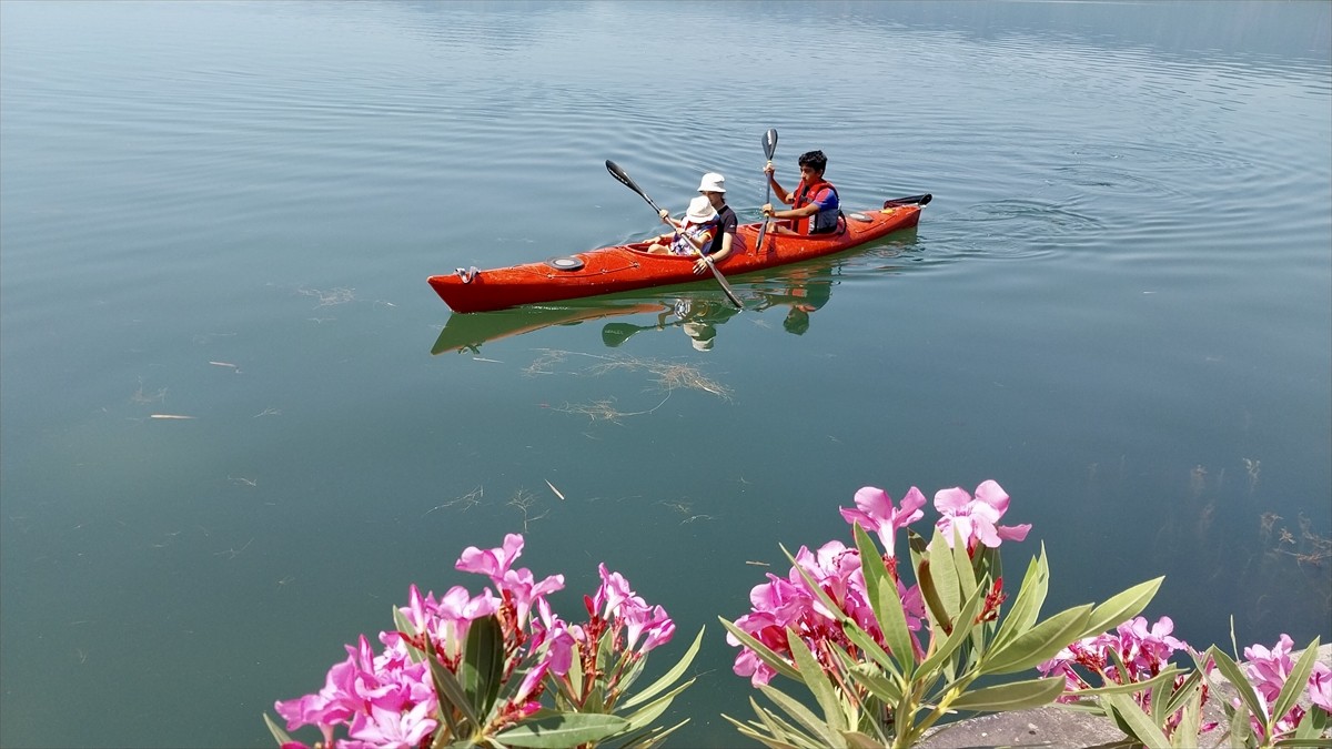 Muğla'nın sakin şehir ünvanlı Köyceğiz ilçesinde anaokulu öğrencileri kürek çekti. Aile Yılı...