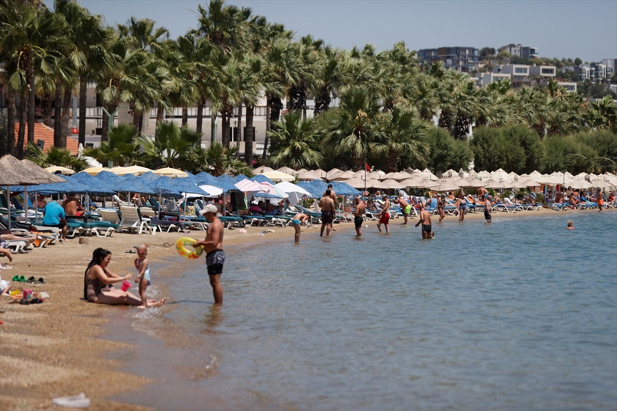 Muğla'nın turistik ilçelerindeki sahillerde yerli ve yabancı turistler sıcak hava dolayısıyla...
