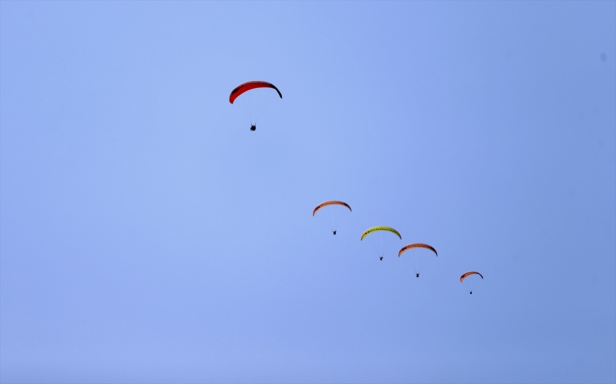 Muğla'nın turistik ilçelerindeki sahillerde, yerli ve yabancı turistler, sıcak hava dolayısıyla...