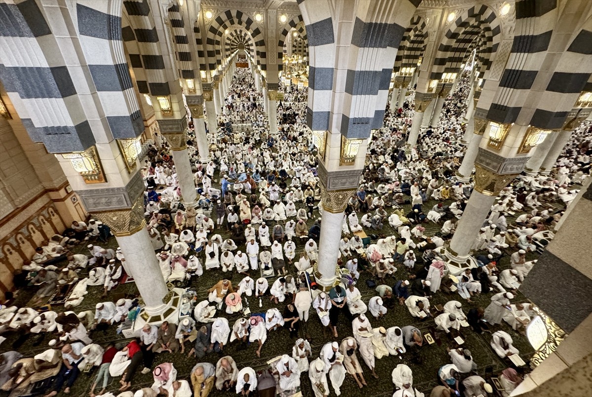 Mukaddes topraklarda hacı olan Müslümanlar, Medine'de cuma namazını Hazreti Muhammed'in yapımında...