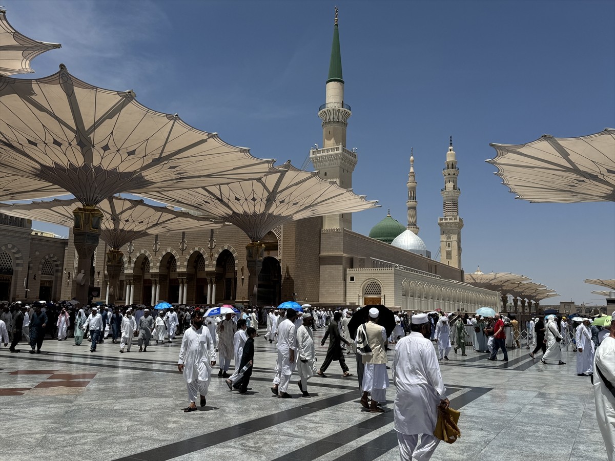 Mukaddes topraklarda hacı olan Müslümanlar, Medine'de cuma namazını Hazreti Muhammed'in yapımında...