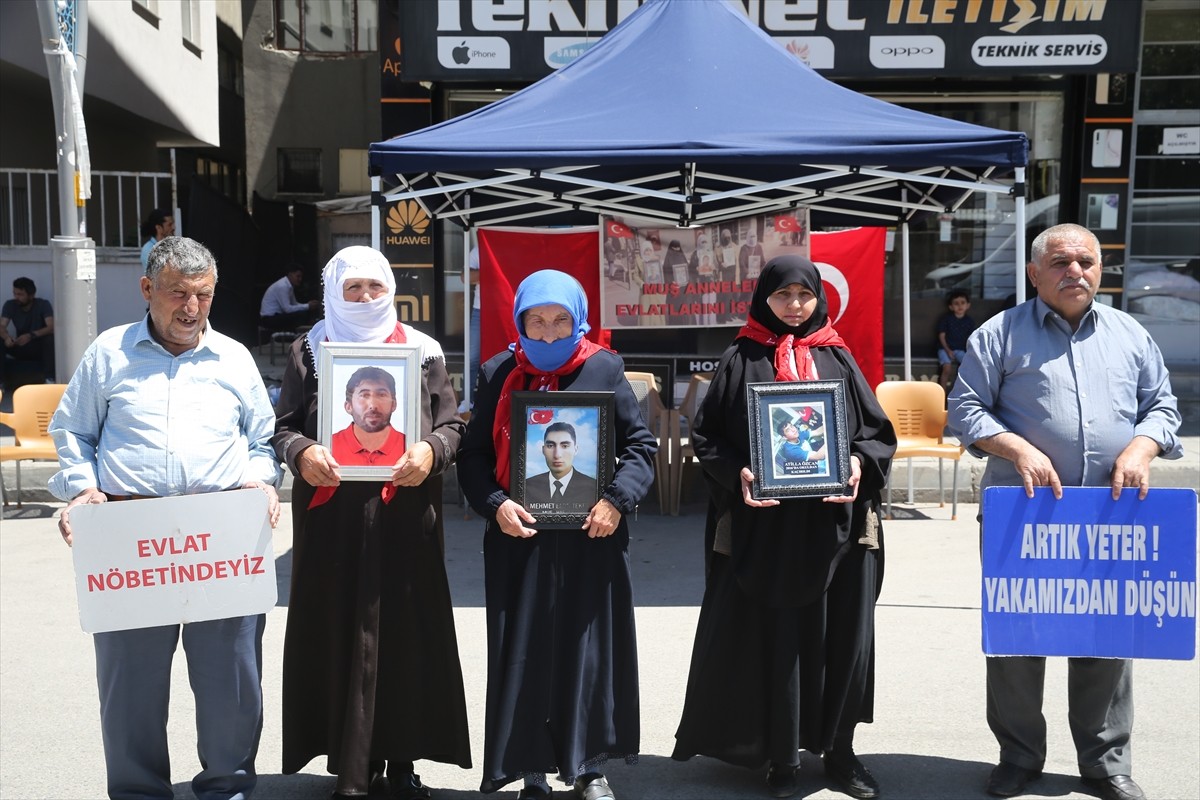 Muş'ta çocukları terör örgütü PKK tarafından kaçırılan aileler, DEM Parti İl Başkanlığı binası...