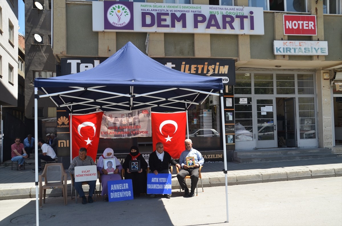 Muş'ta çocukları terör örgütü PKK tarafından kaçırılan aileler, DEM Parti İl Başkanlığı binası...