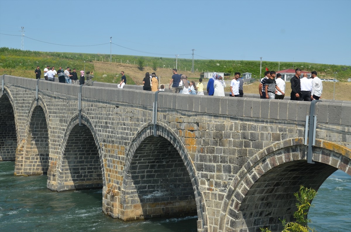 Muş'ta Selçuklu mimarisiyle inşa edilen tarihi Murat Köprüsü'nde Kurban Bayramı tatili dolayısıyla...