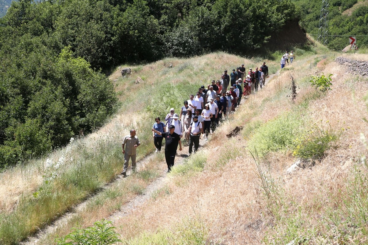 Muş Valisi Avni Çakır ve doğa tutkunları, kentin doğal güzelliklerinin tanıtımına katkı sunmak ve...