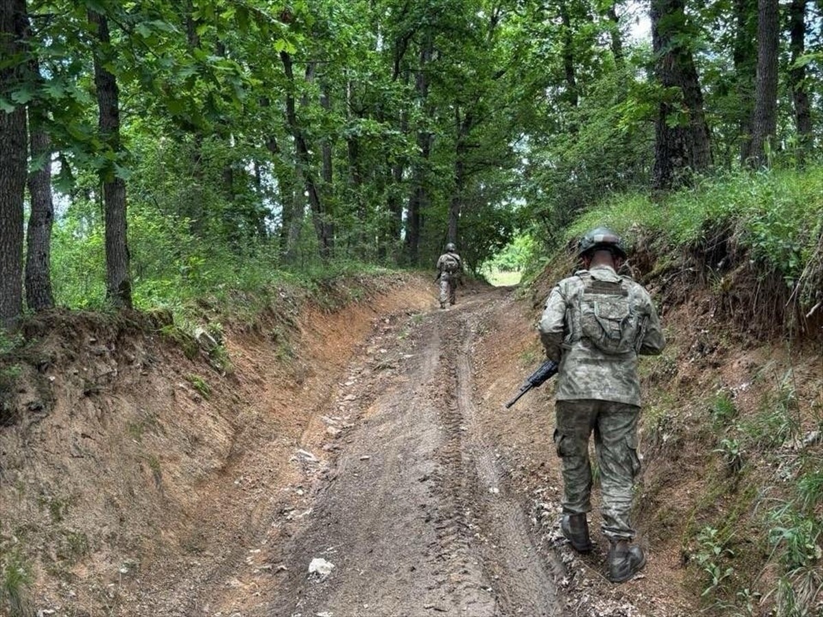 NATO'nun Kosova'daki Barış Gücü (KFOR) bünyesinde görevli Türk askerinin, Kosova’nın Sırbistan...