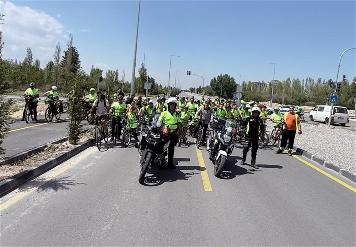Niğde’de, Yeşilay tarafından 'Sağlığın keyfini birlikte sürelim' sloganıyla düzenlenen 12. Yeşilay...
