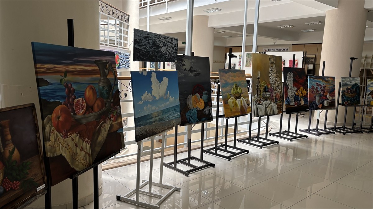 Ondokuz Mayıs Üniversitesi'nde (OMÜ) "Mezuniyet" adlı serginin açılışı yapıldı.