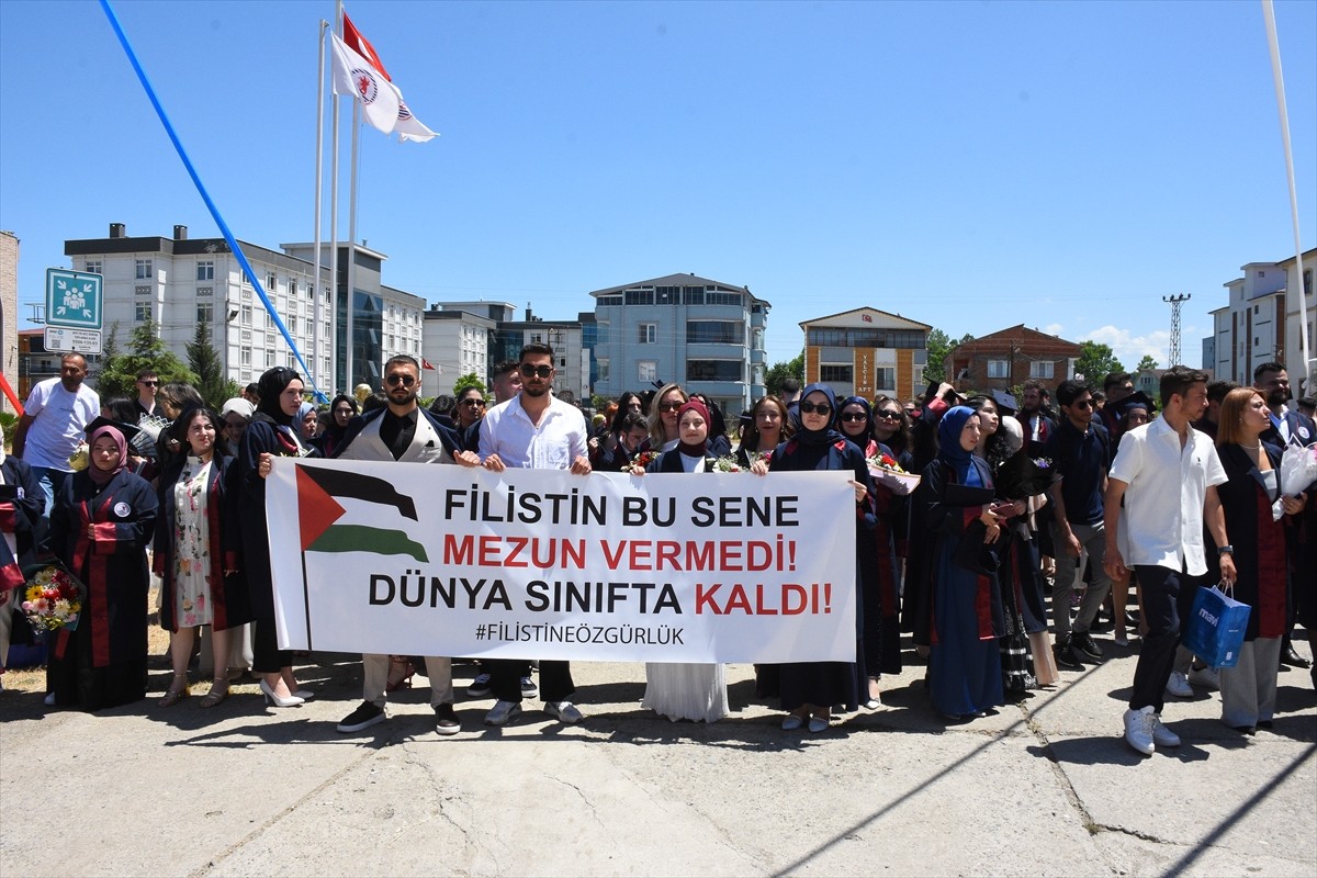 Ondokuz Mayıs Üniversitesi (OMÜ) İletişim Fakültesi mezuniyet töreninde öğrenciler, Filistin'e...