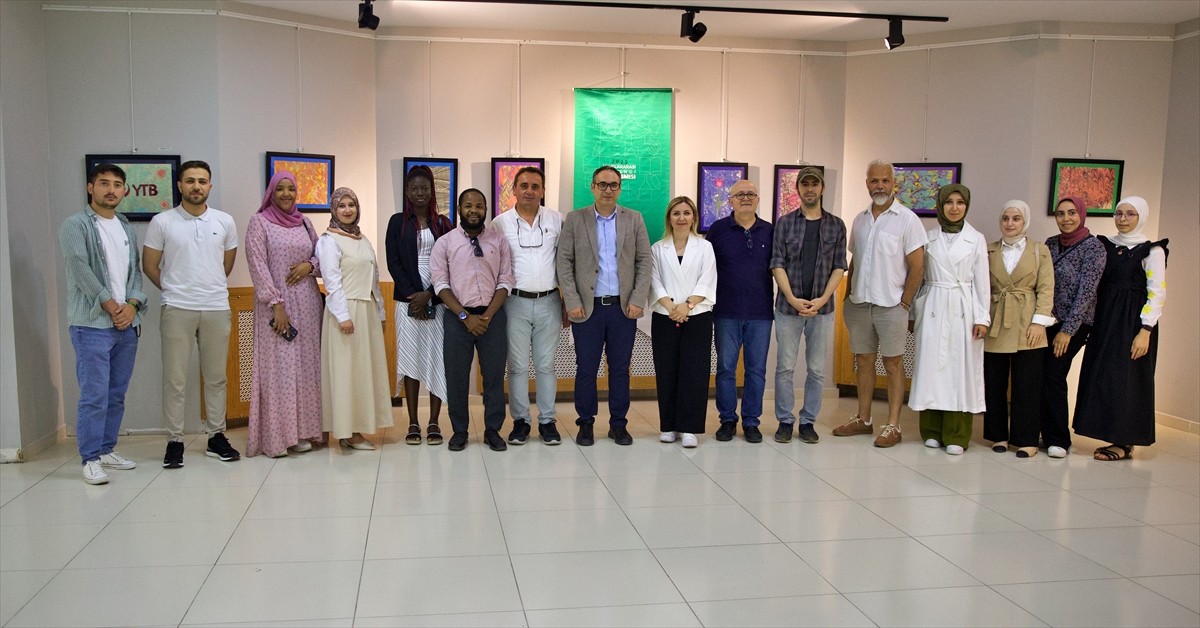 Ondokuz Mayıs Üniversitesinde (OMÜ) yabancı öğrencilerin ebru atölyesi eserleri sergilendi. 