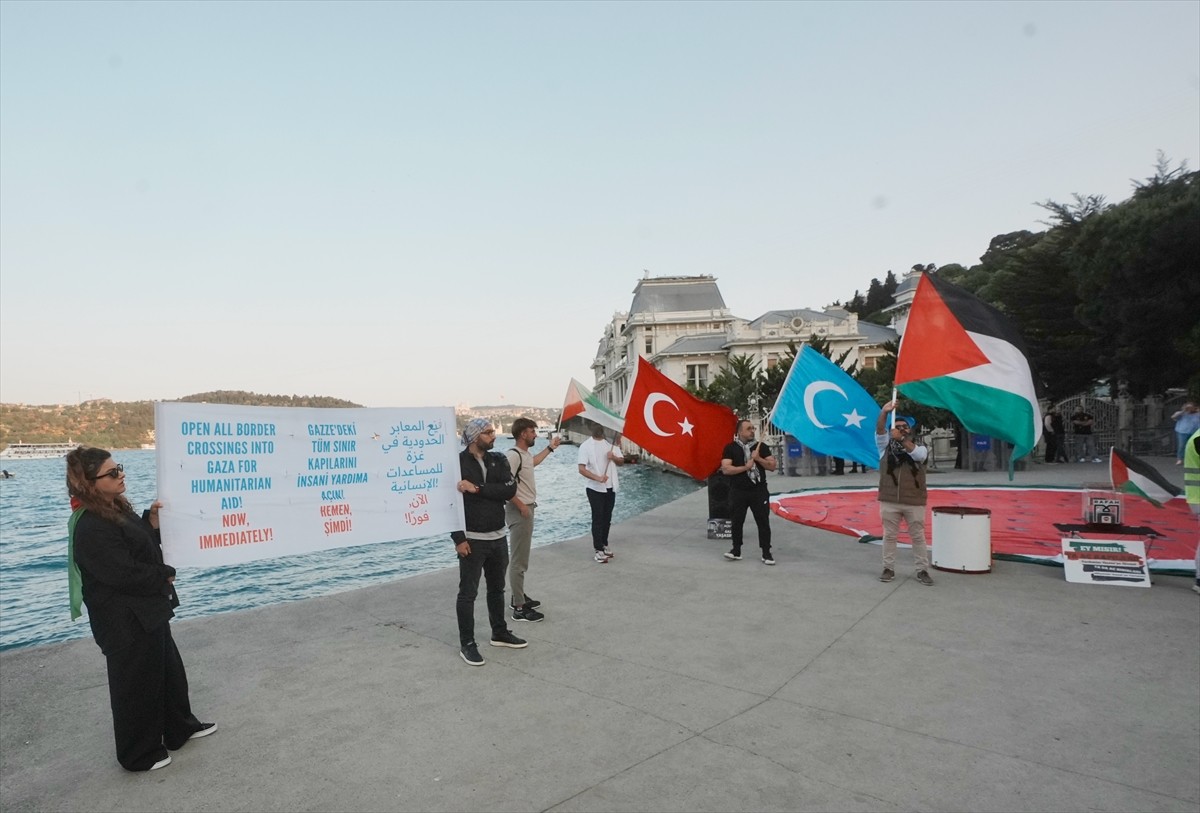 Open Rafah grubu üyeleri öncülüğünde, Mısır'ın İstanbul Başkonsolosluğu önünde düzenlenen ve 48...