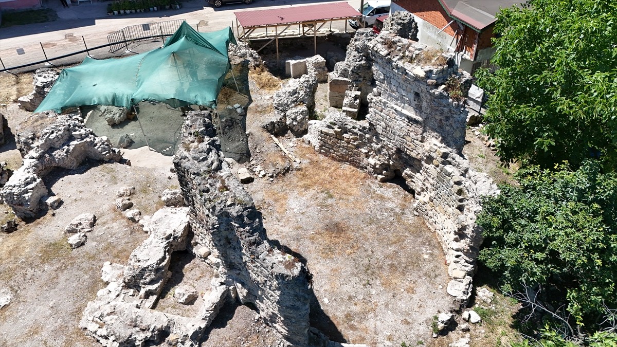 Ordu'da 2021'de yol genişletme çalışması sırasında ortaya çıkan mezarda tarihi eserler...