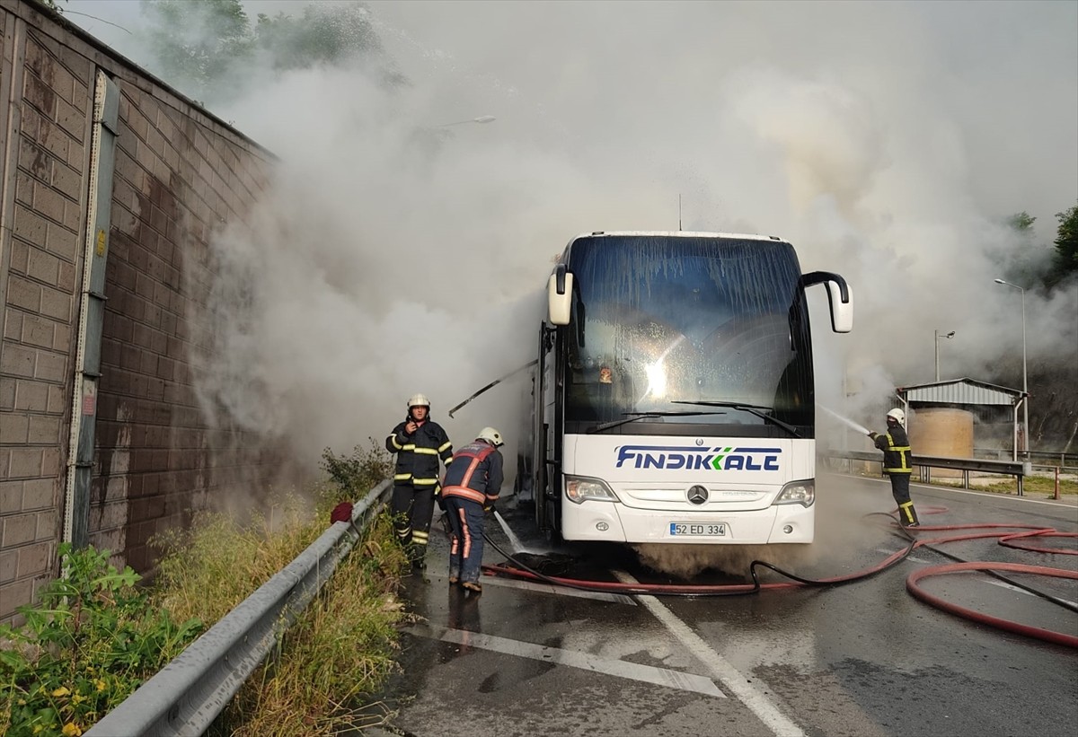 Ordu'da seyir halindeki şehirler arası yolcu otobüsünde çıkan yangın itfaiye ekiplerinin...