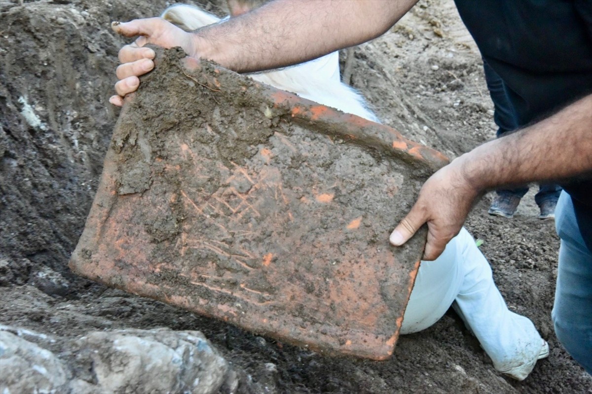 Ordu'nun Altınordu ilçesinde yol çalışması sırasında tarihi mezar kalıntılarına rastlandı. Alanda...