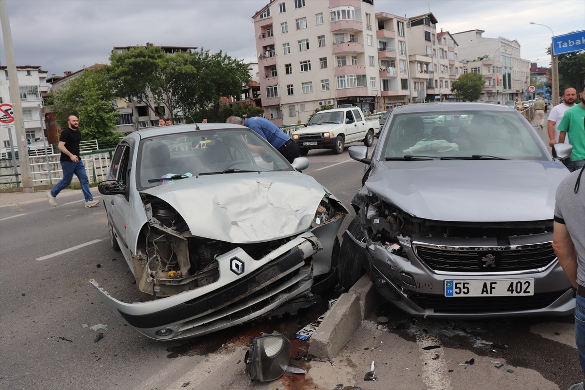 Ordu'nun Ünye ilçesinde iki otomobilin çarpıştığı kazada 7 kişi yaralandı.
