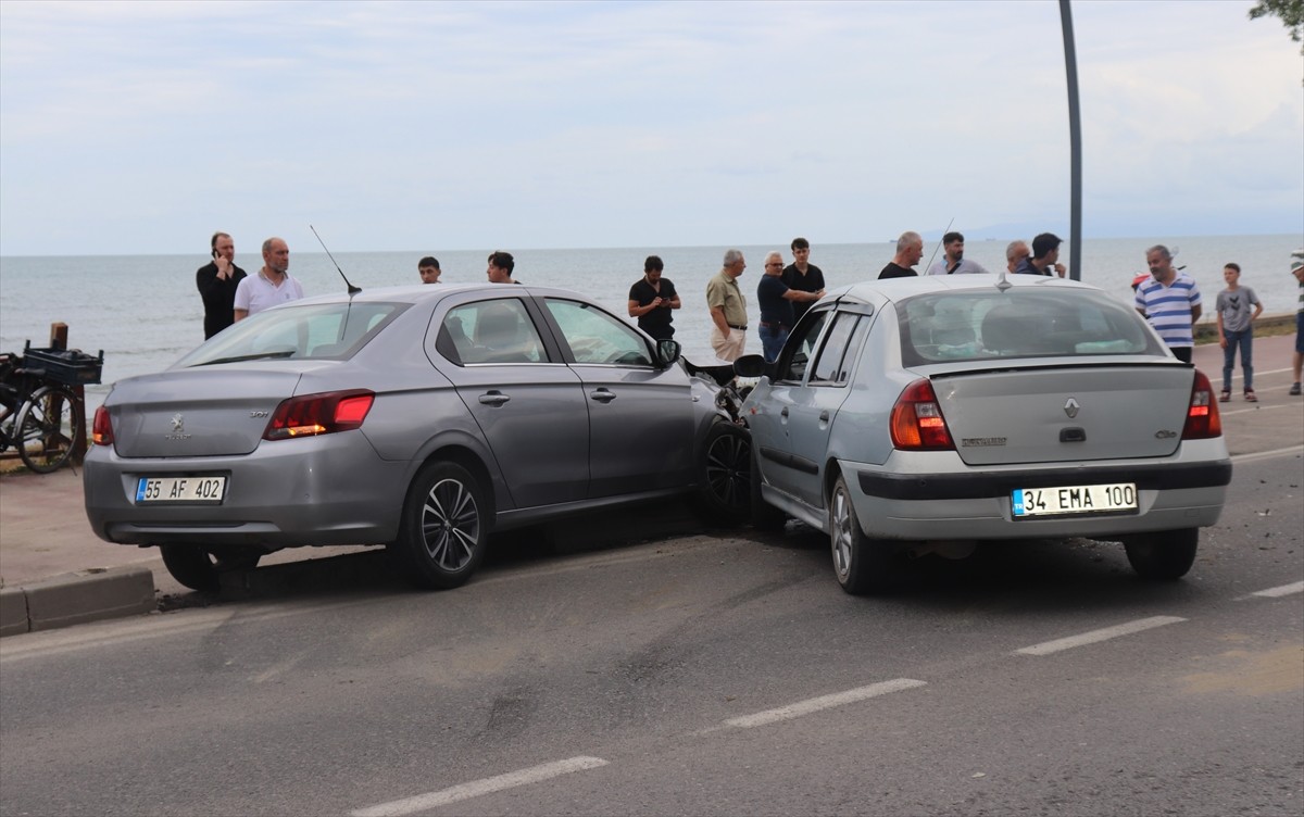 Ordu'nun Ünye ilçesinde iki otomobilin çarpıştığı kazada 7 kişi yaralandı.